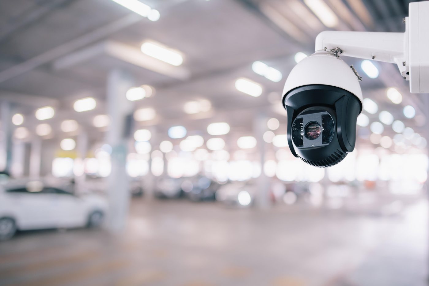 Cámara de seguridad en estacionamiento de empresa