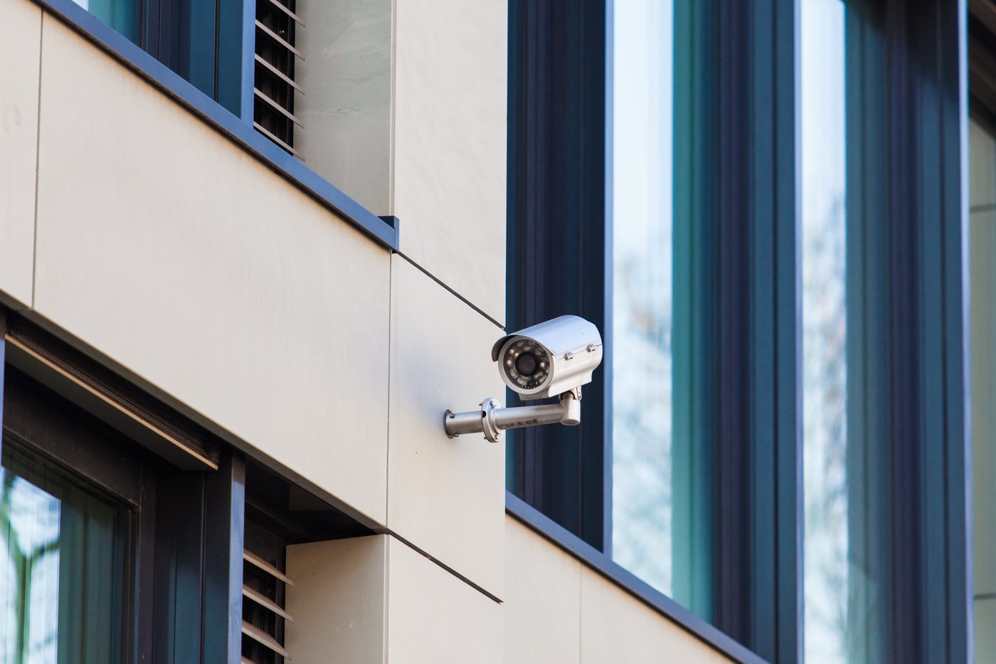 Cámara de seguridad instalada en fachada